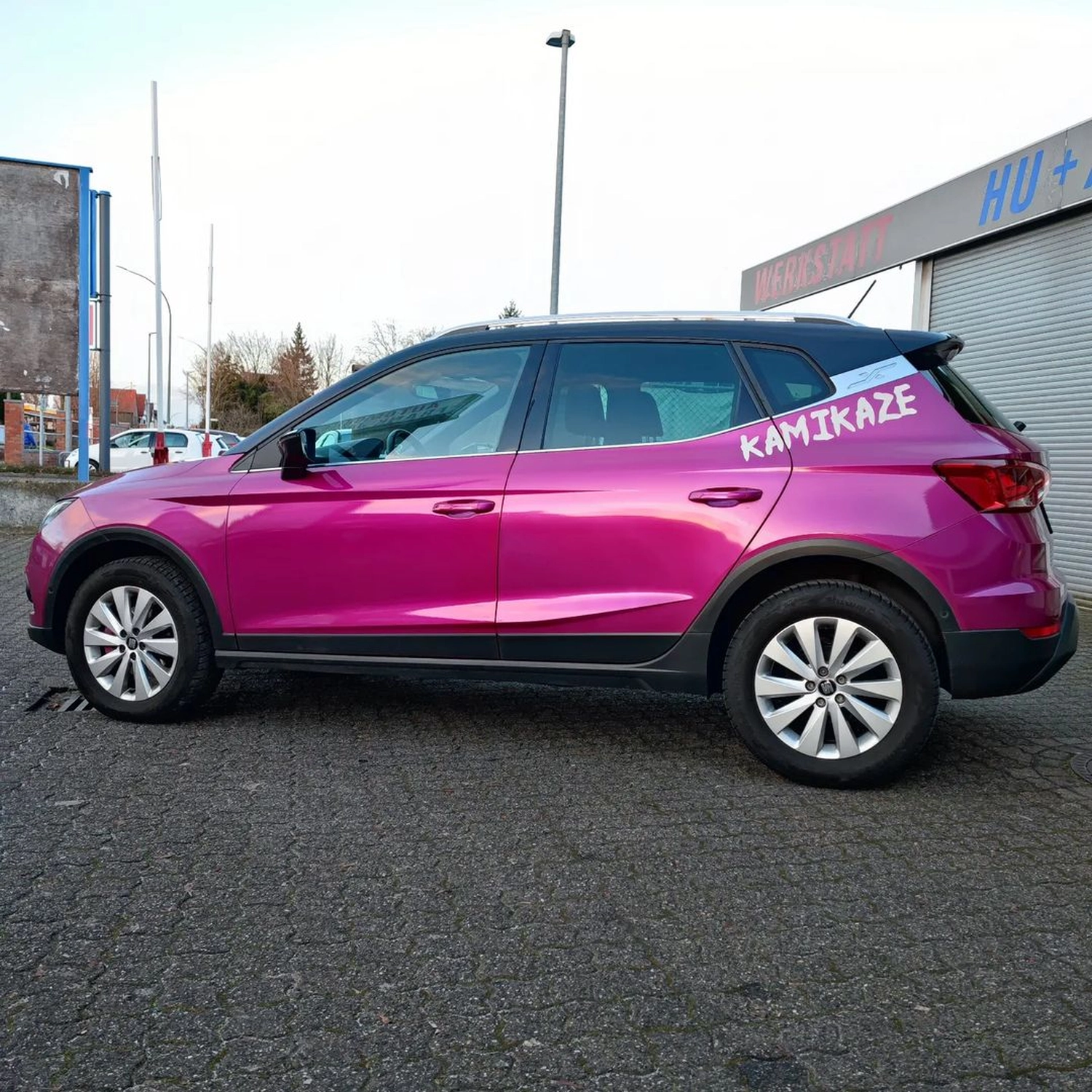 Seat Arona in Gloss Fierce FuchsiaHat heute wegen eines Unfalls die Tür neu foliert bekommen von Wrap Society Foliendesign