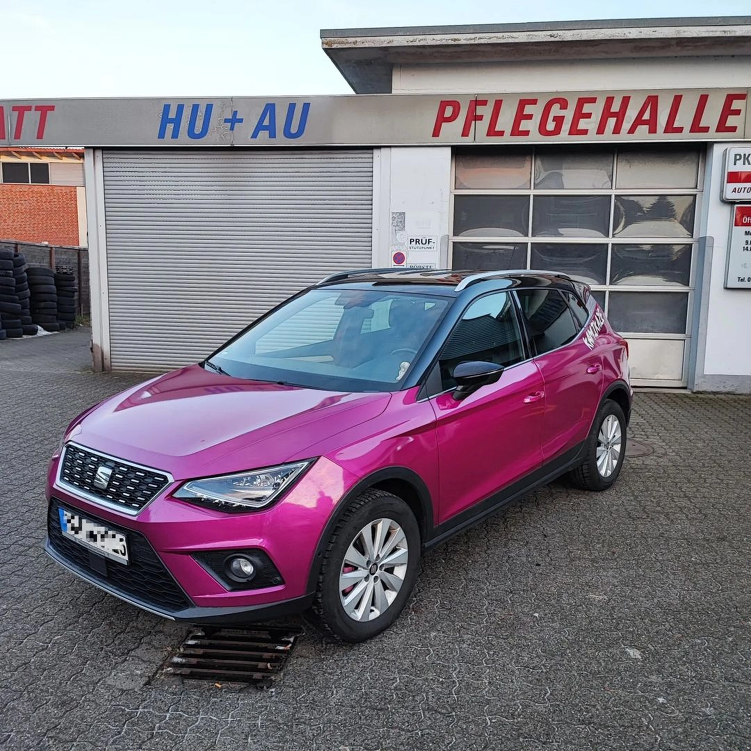 Seat Arona in Gloss Fierce FuchsiaHat heute wegen eines Unfalls die Tür neu foliert bekommen von Wrap Society Foliendesign