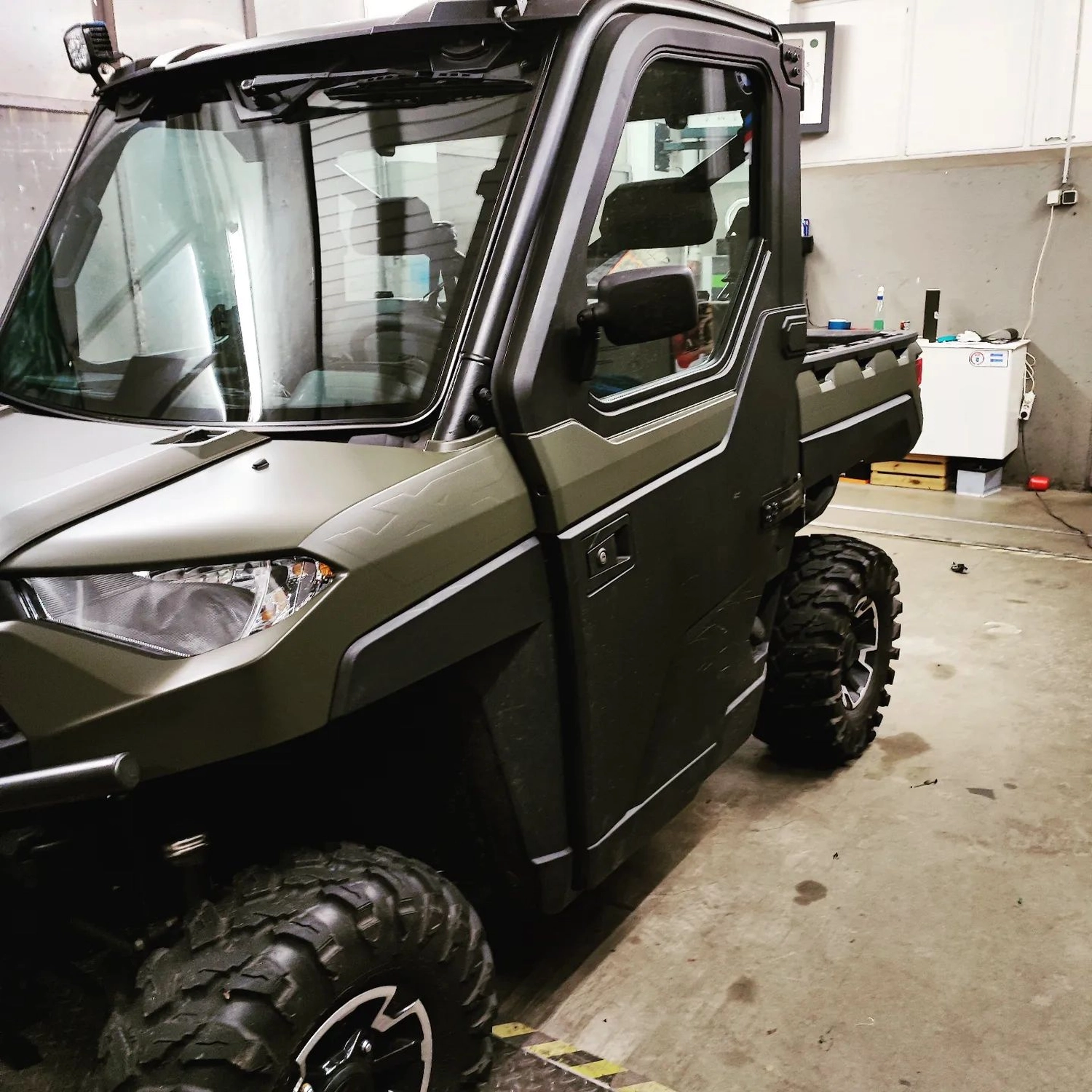 Polaris Ranger in oliv matt Der Allrad fürs grobe von Wrap Society Foliendesign