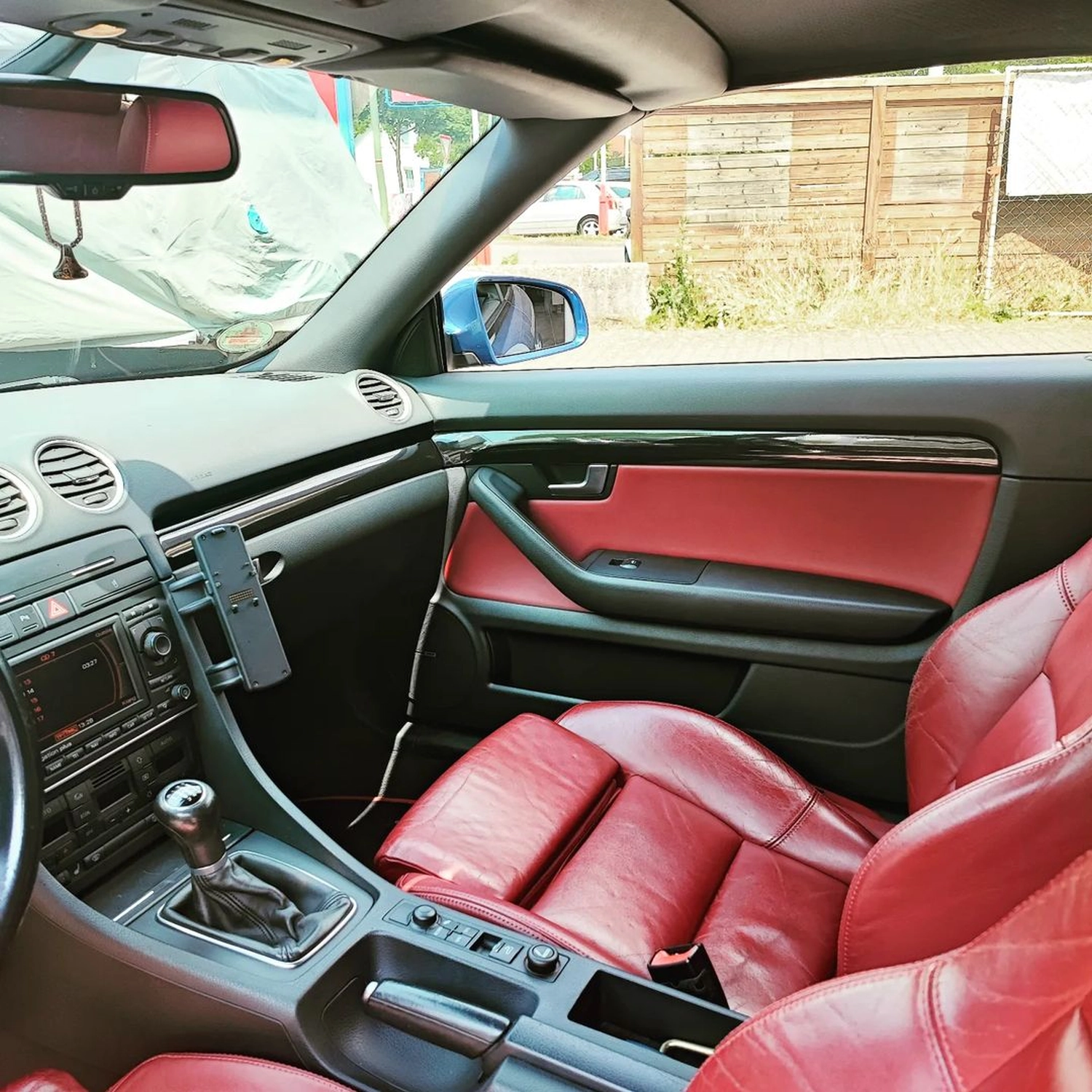 Audi A4 Cabrio - Interieur Leisten in schwarz glänzend von Wrap Society Foliendesign