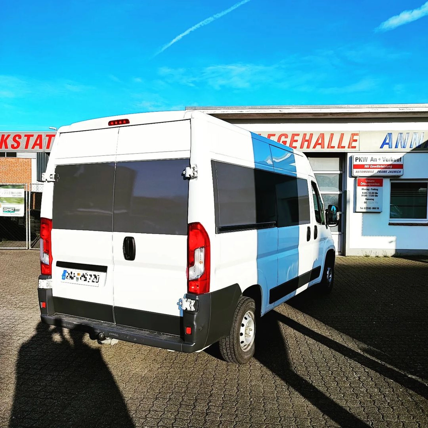 Peugeot Transporter - Fenster? Nein, Teilfolierung auf der Seite, hinten und 2 Streifen auf dem Dach. von Wrap Society Foliendesign