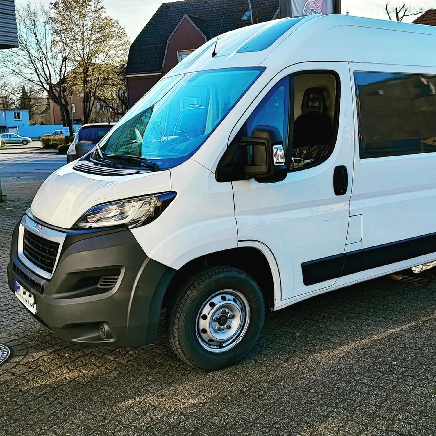 Peugeot Transporter - Fenster? Nein, Teilfolierung auf der Seite, hinten und 2 Streifen auf dem Dach. von Wrap Society Foliendesign