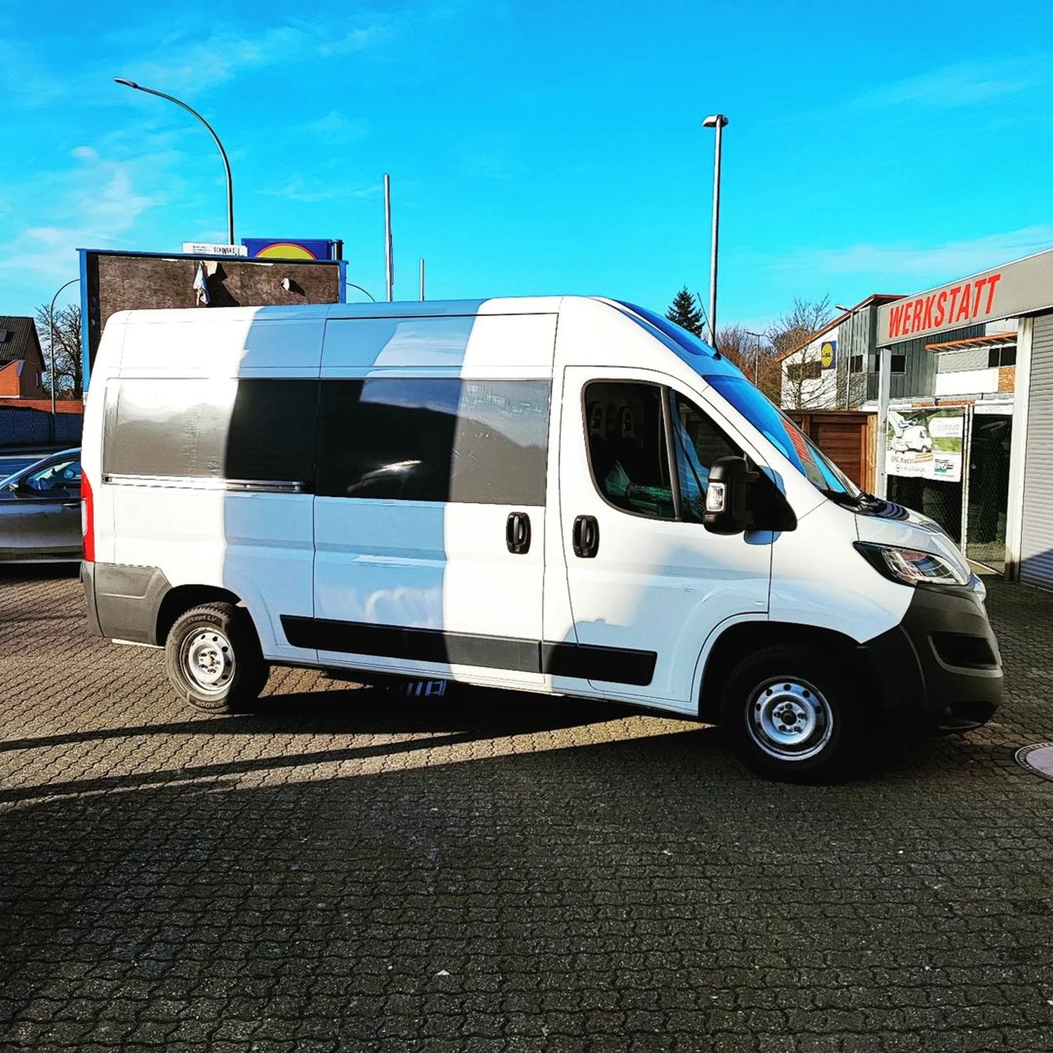 Peugeot Transporter - Fenster? Nein, Teilfolierung auf der Seite, hinten und 2 Streifen auf dem Dach. von Wrap Society Foliendesign