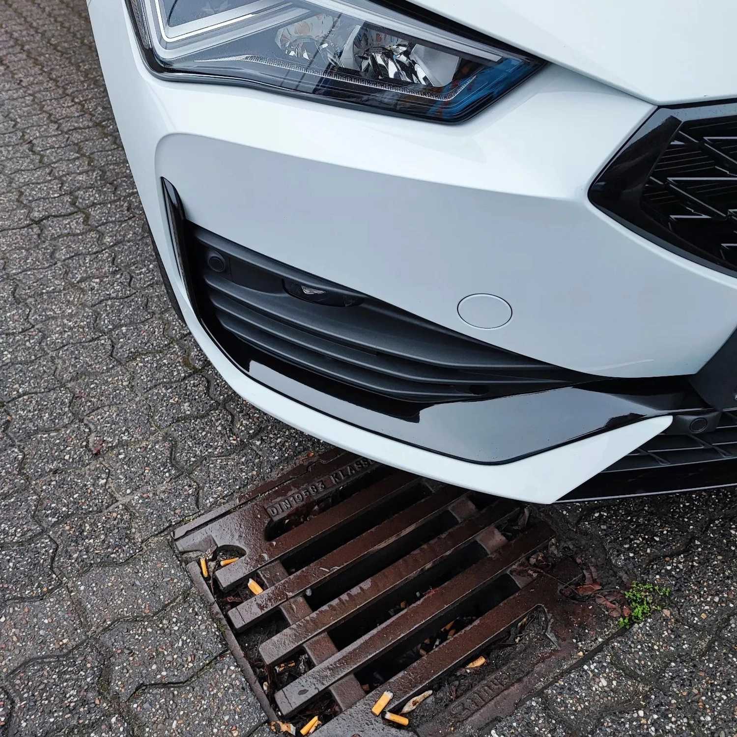 Cupra Leon mit jeder Menge schwarzer Details und Cupra Streifen Grill, Blades, Schwert, Schweller und Dach wurden schwarz foliert von Wrap Society Foliendesign