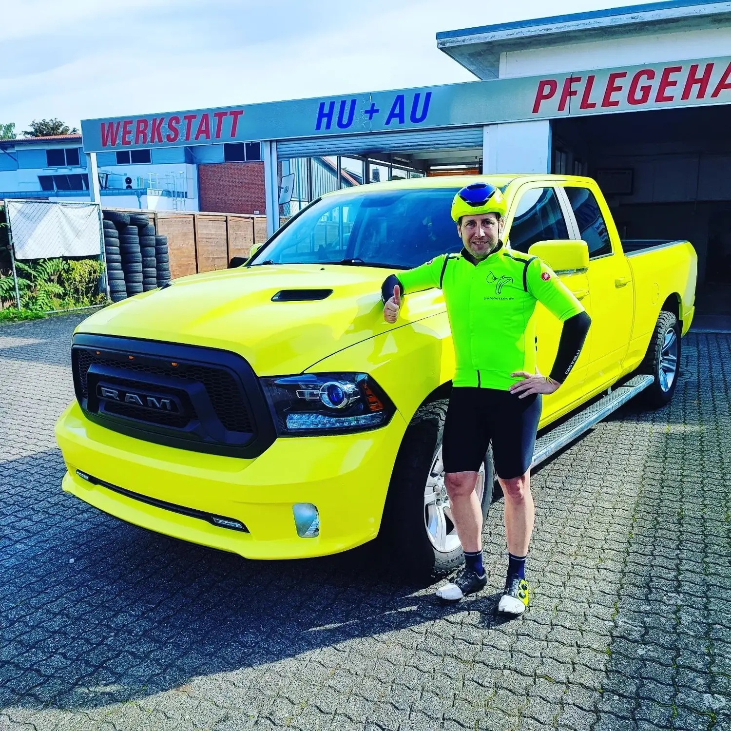 assend zum Trikot von @trainbetter.de. Der Dodge RAM in ambulance yellow von Wrap Society Foliendesign