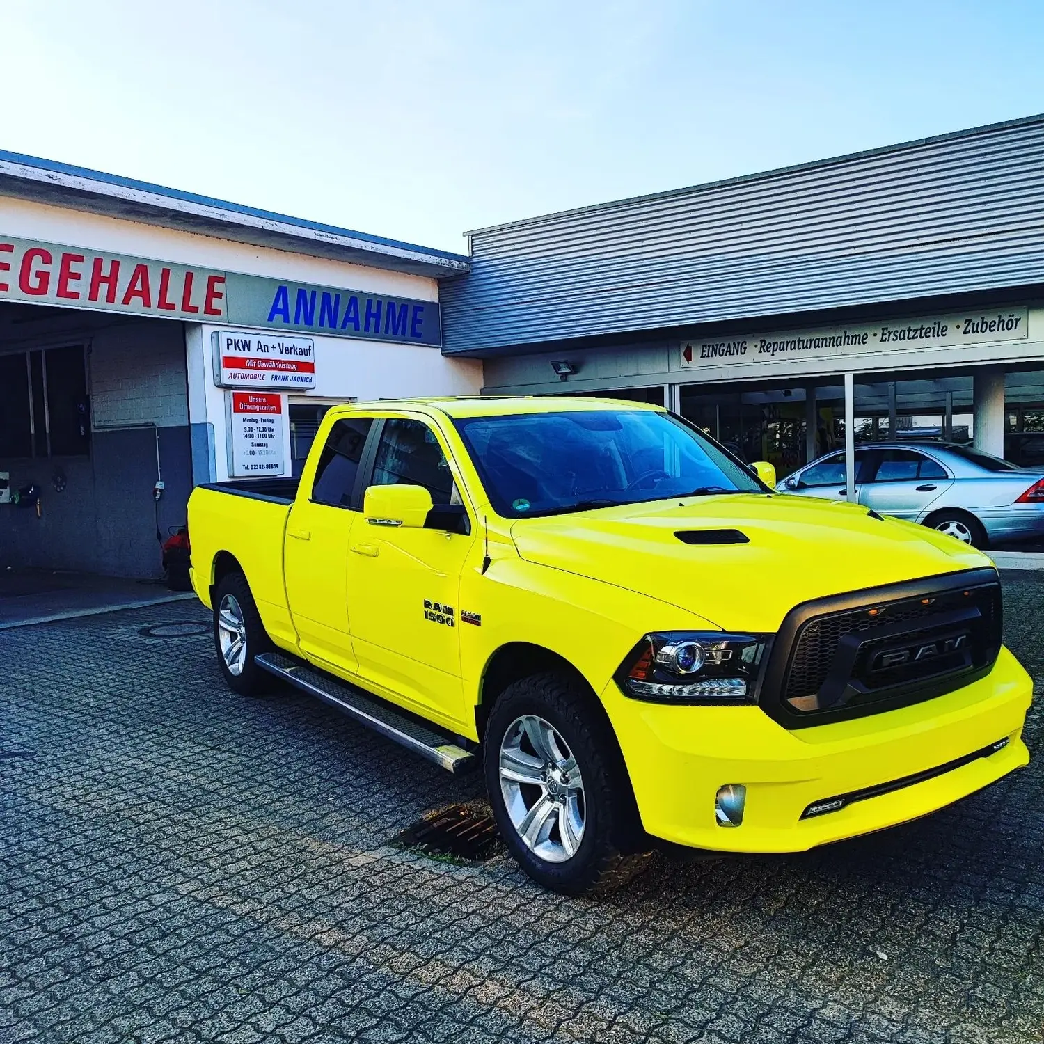 assend zum Trikot von @trainbetter.de. Der Dodge RAM in ambulance yellow von Wrap Society Foliendesign