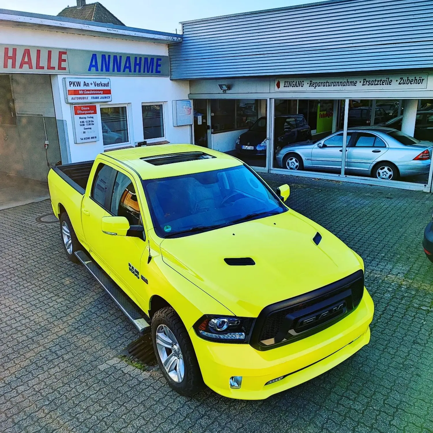 assend zum Trikot von @trainbetter.de. Der Dodge RAM in ambulance yellow von Wrap Society Foliendesign