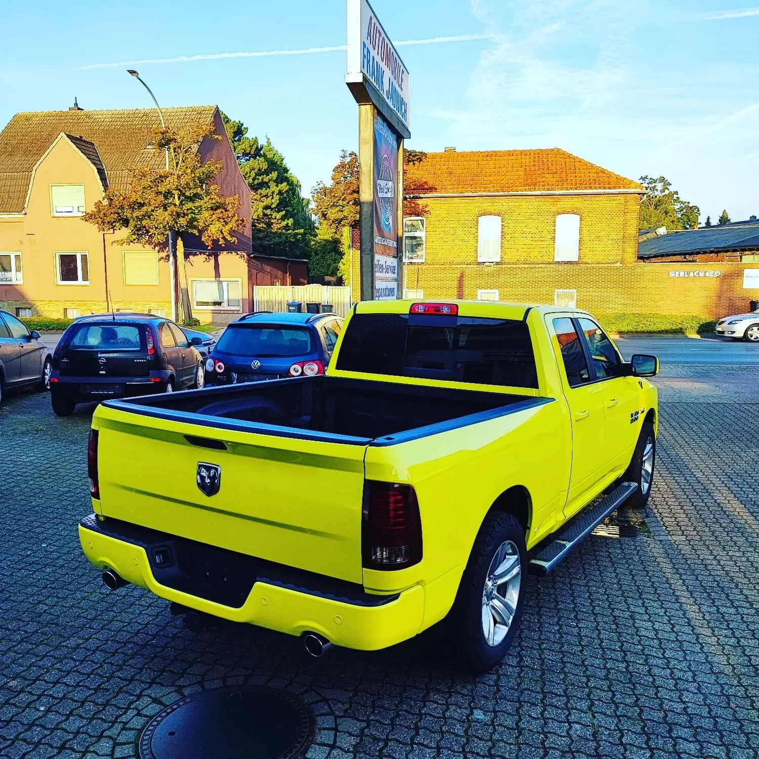 assend zum Trikot von @trainbetter.de. Der Dodge RAM in ambulance yellow von Wrap Society Foliendesign