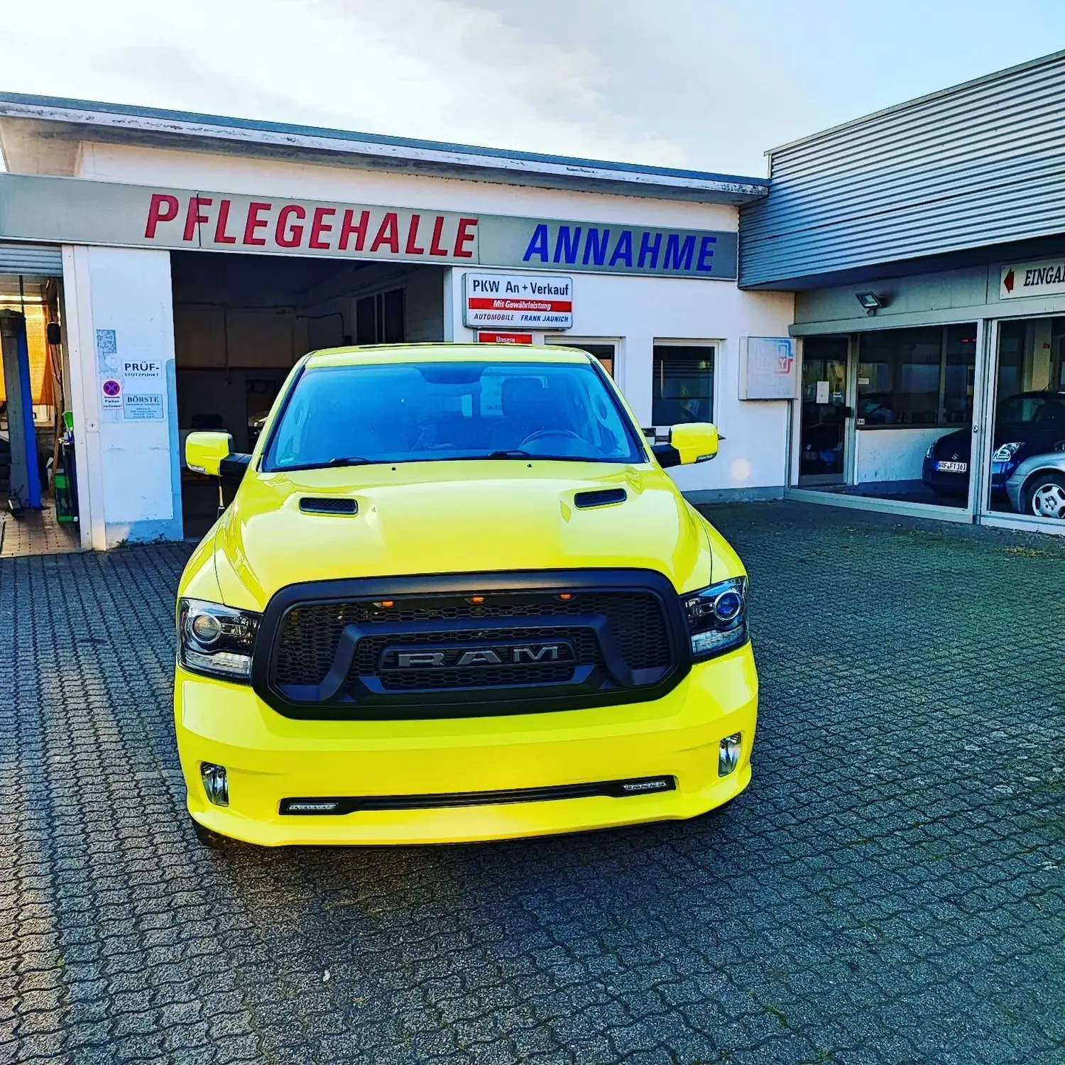 assend zum Trikot von @trainbetter.de. Der Dodge RAM in ambulance yellow von Wrap Society Foliendesign