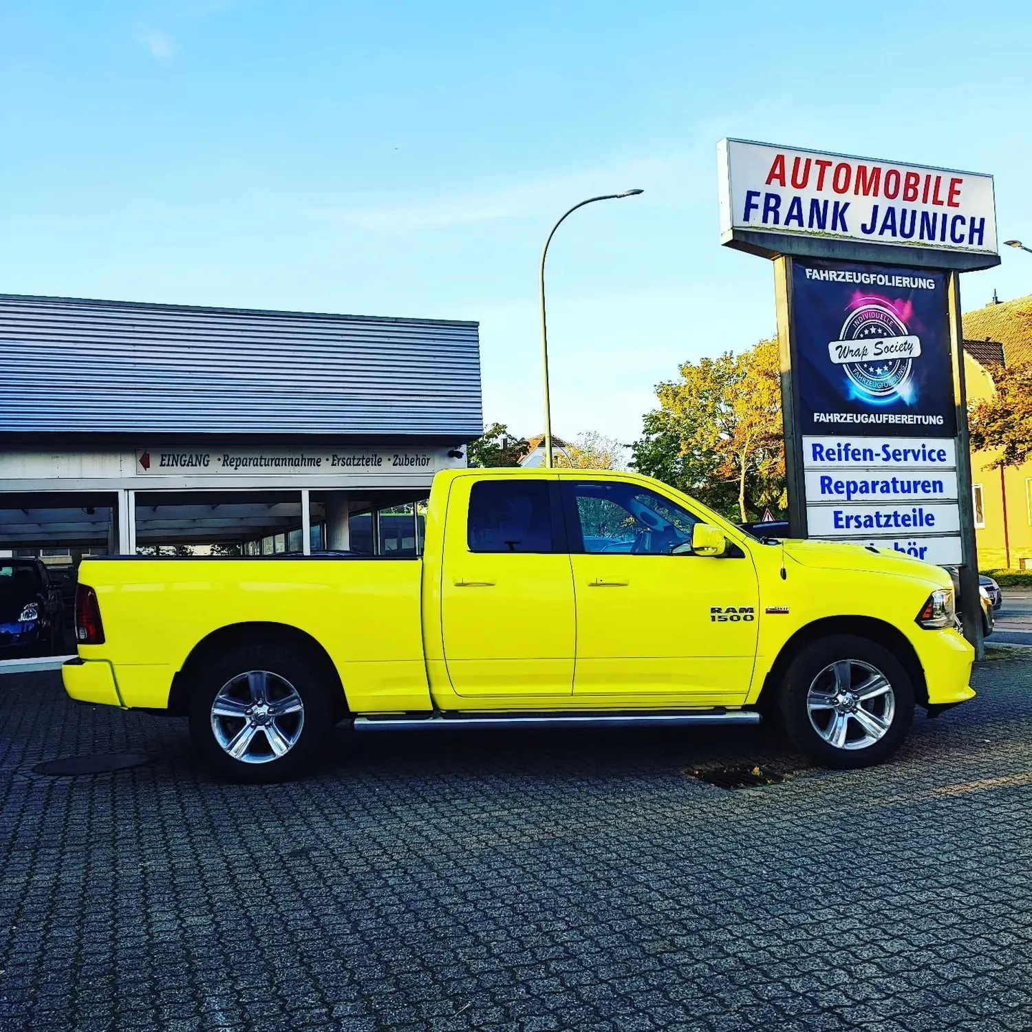 assend zum Trikot von @trainbetter.de. Der Dodge RAM in ambulance yellow von Wrap Society Foliendesign