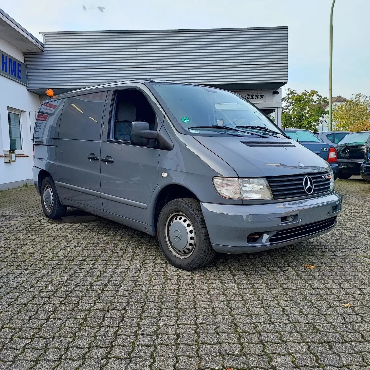 So wird aus der alten Feuerwehr ein vorzeigbarer Transporter von Wrap Society Foliendesign