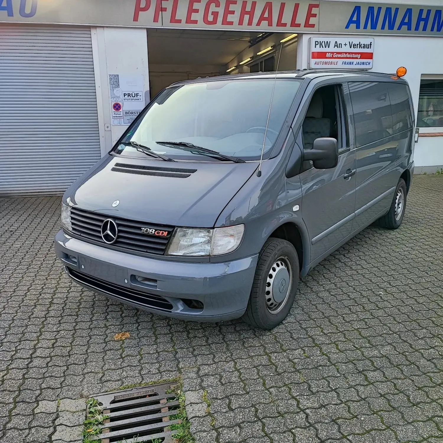 So wird aus der alten Feuerwehr ein vorzeigbarer Transporter von Wrap Society Foliendesign