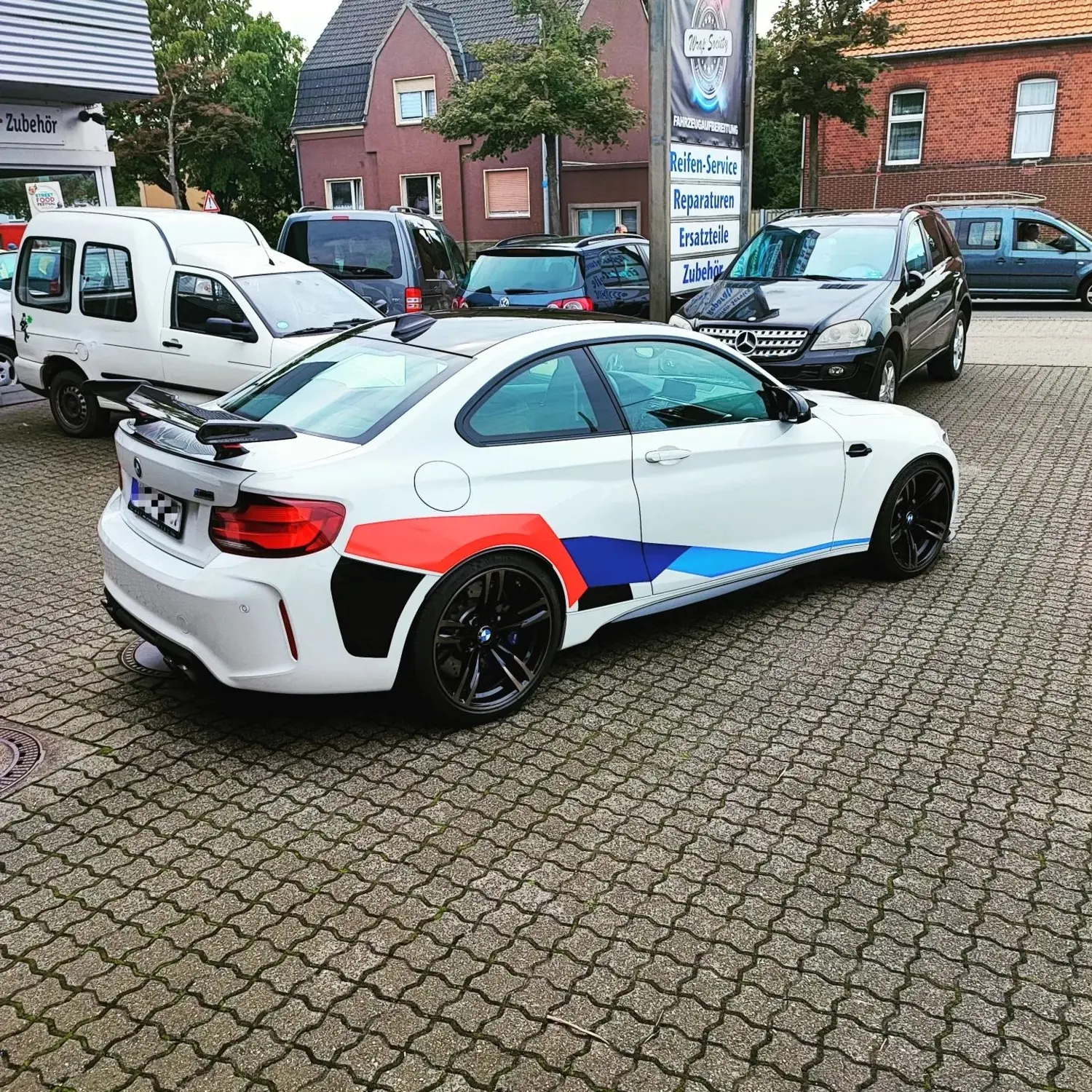 BMW M2 Competition - heute nur ein paar M Performance Streifen. von Wrap Society Foliendesign