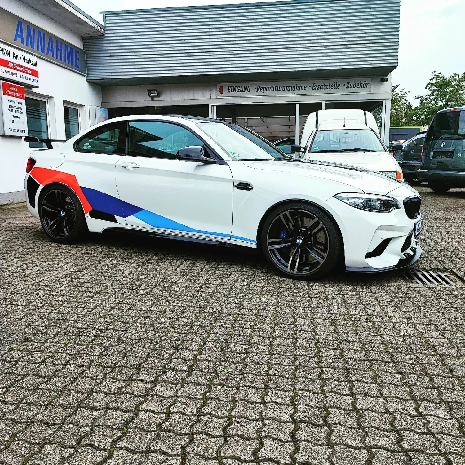 BMW M2 Competition - heute nur ein paar M Performance Streifen. von Wrap Society Foliendesign