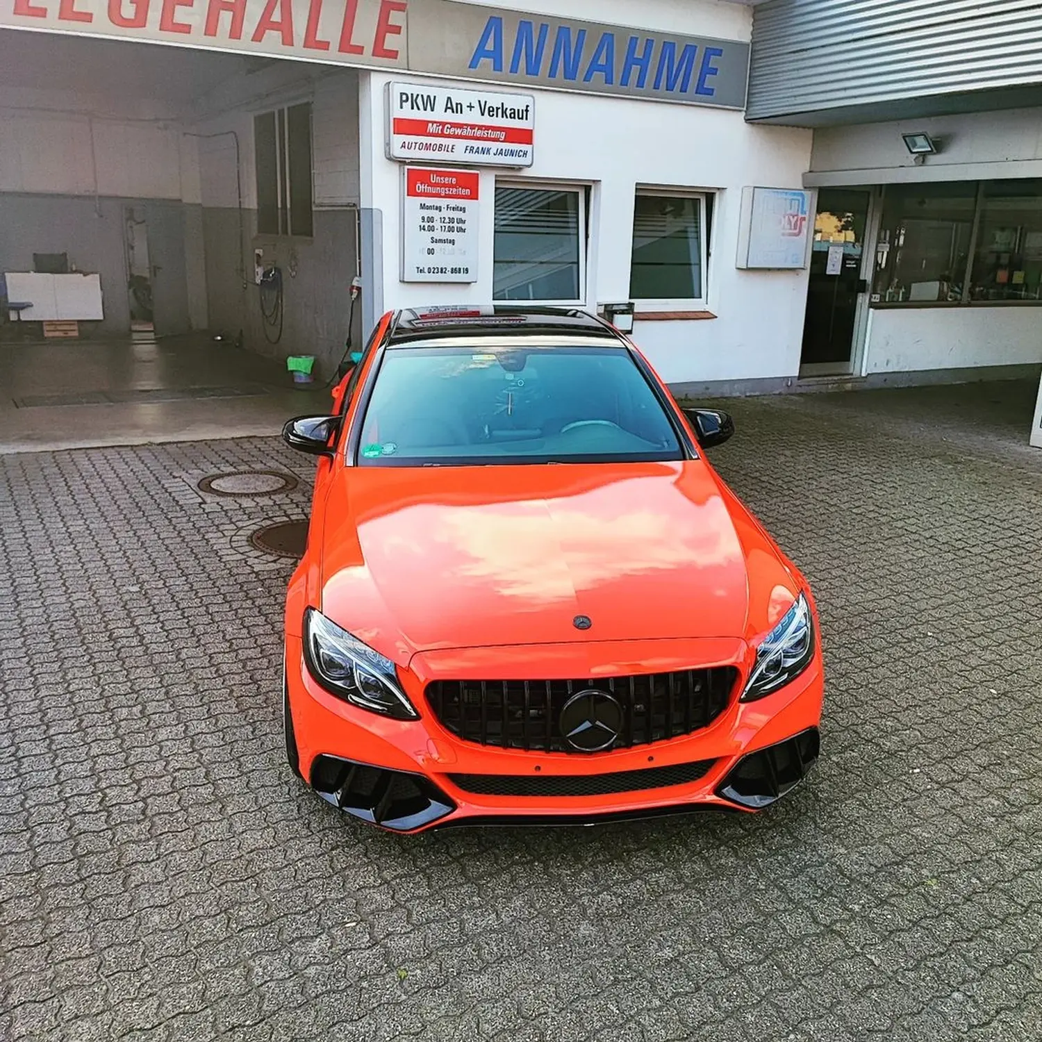 Mercedes C Klasse W205 in Geranien Rot - Mut zur Farbe. von Wrap Society Foliendesign