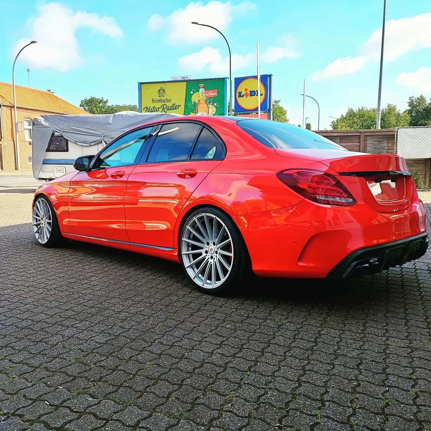 Mercedes C Klasse W205 in Geranien Rot - Mut zur Farbe. von Wrap Society Foliendesign