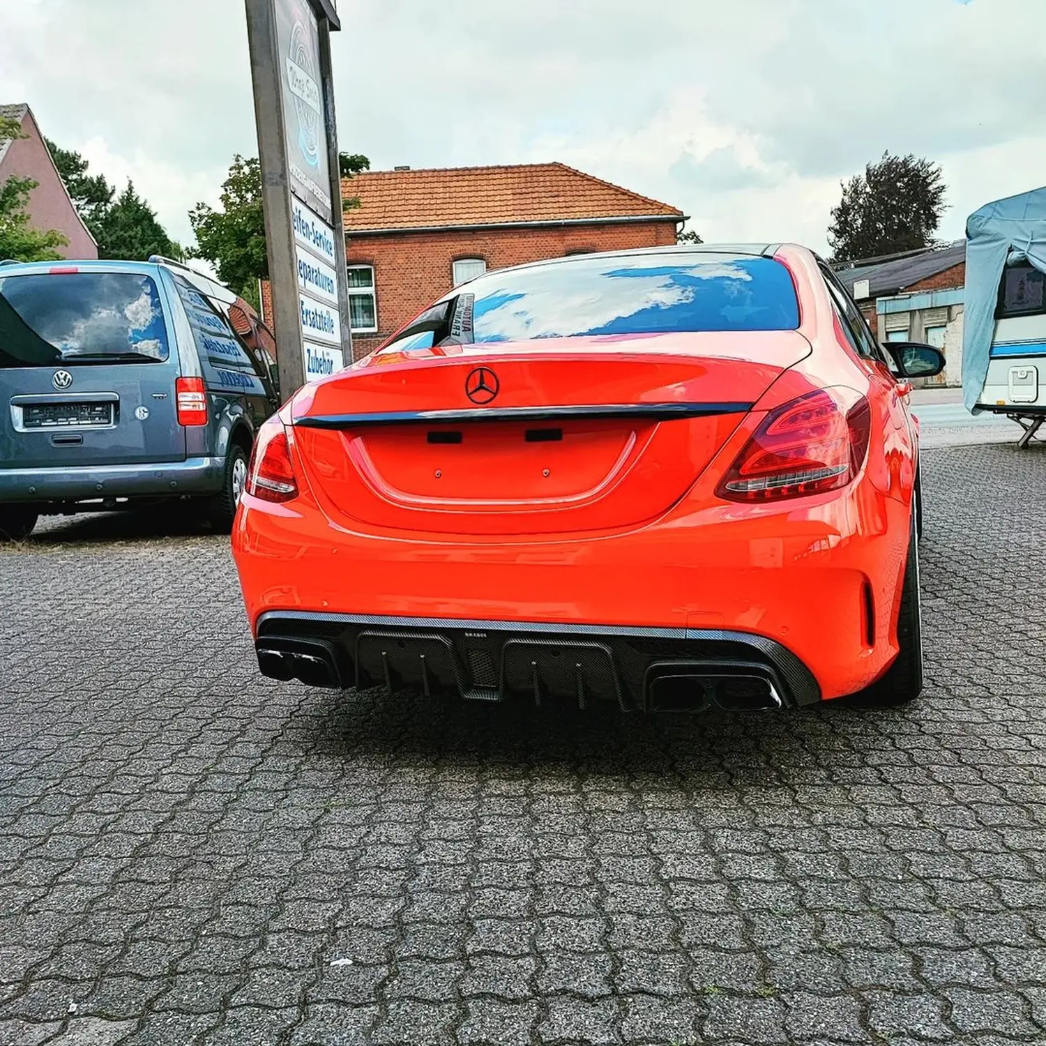 Mercedes C Klasse W205 in Geranien Rot - Mut zur Farbe. von Wrap Society Foliendesign