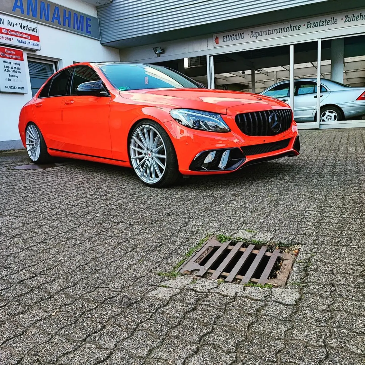 Mercedes C Klasse W205 in Geranien Rot - Mut zur Farbe. von Wrap Society Foliendesign