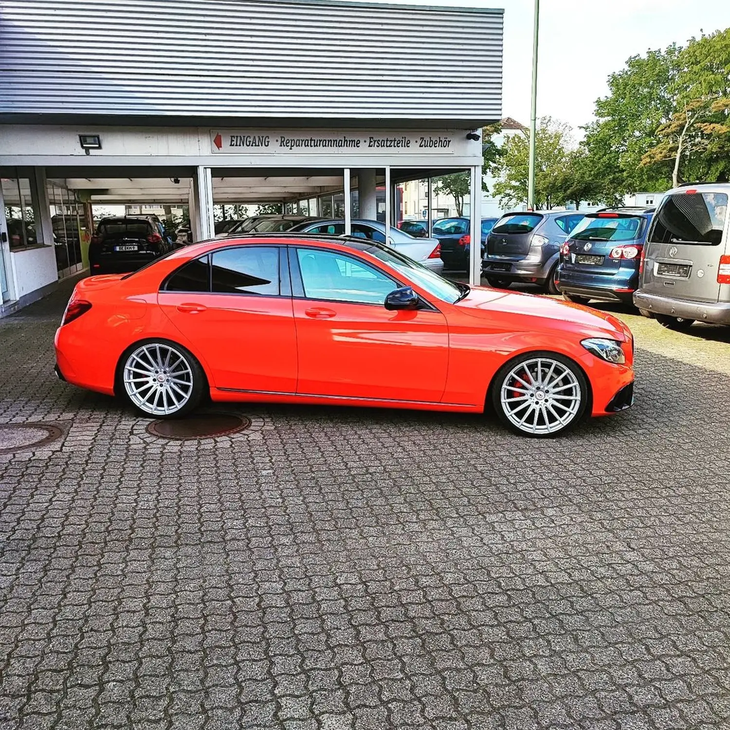 Mercedes C Klasse W205 in Geranien Rot - Mut zur Farbe. von Wrap Society Foliendesign