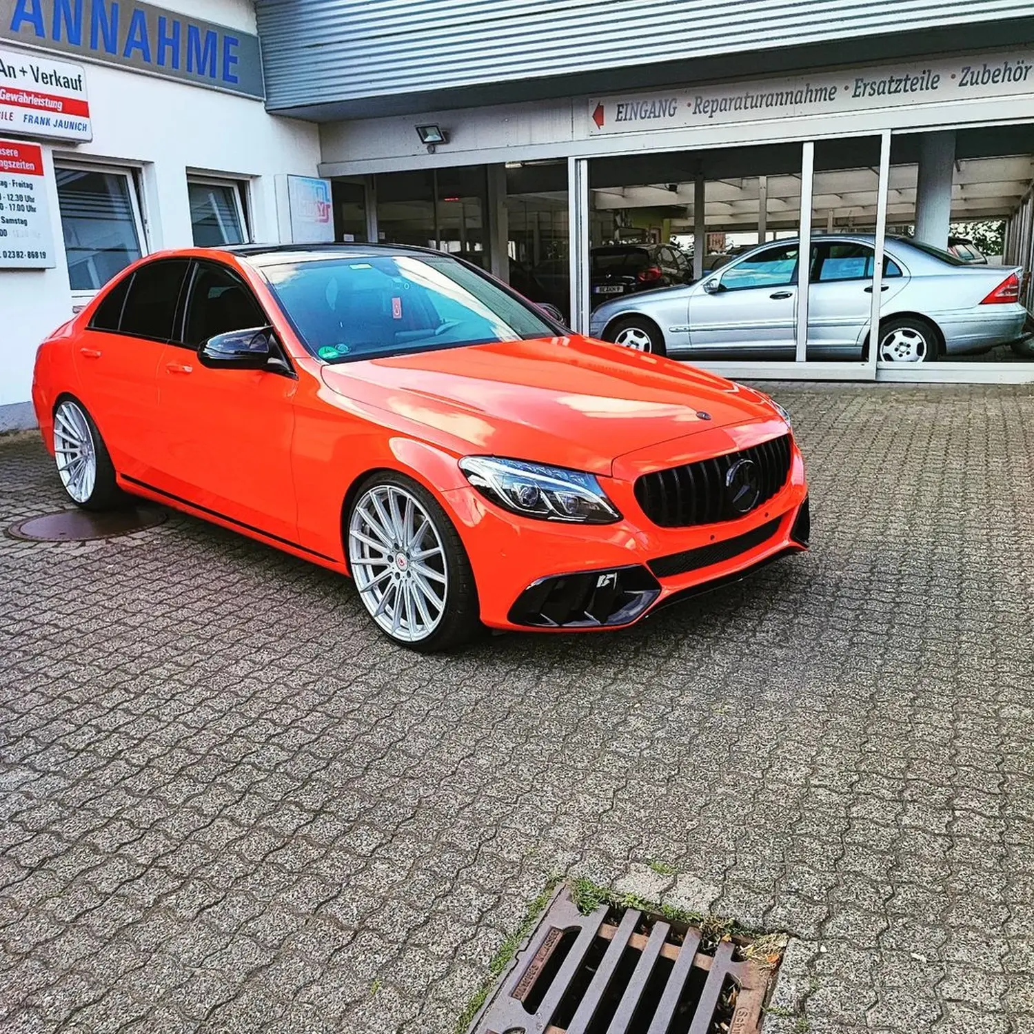 Mercedes C Klasse W205 in Geranien Rot - Mut zur Farbe. von Wrap Society Foliendesign