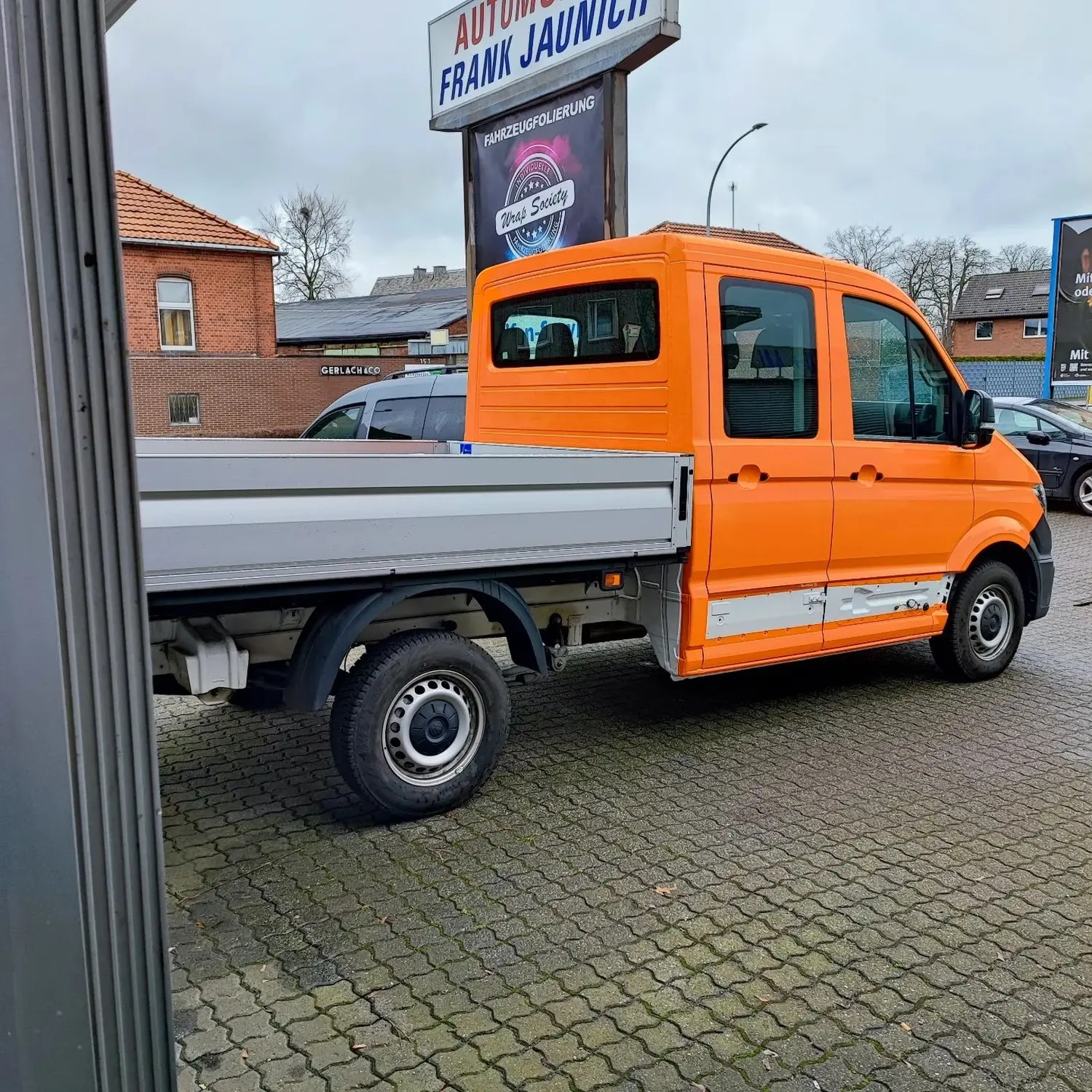 VW Crafter von weiß auf kommunalorange für die Stadt von Wrap Society Foliendesign