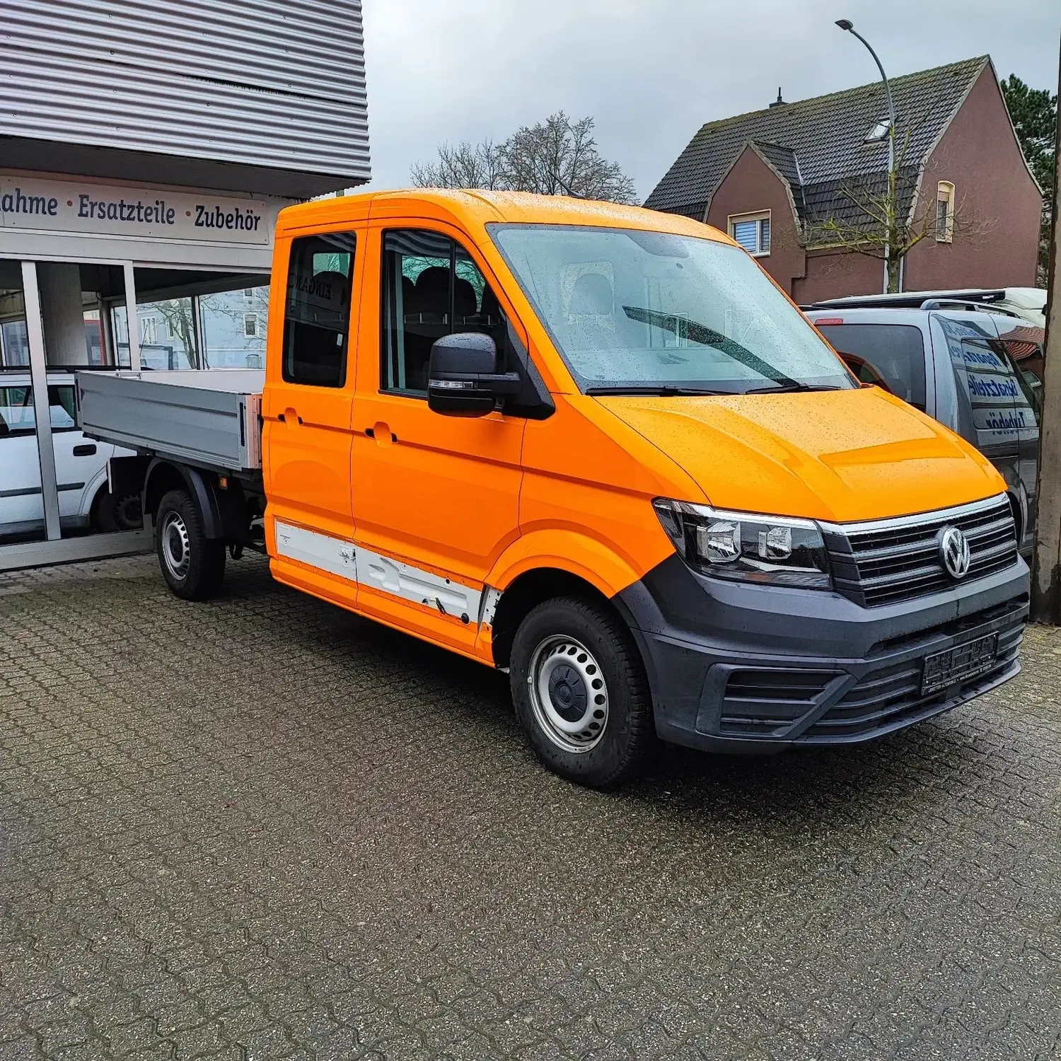 VW Crafter von weiß auf kommunalorange für die Stadt von Wrap Society Foliendesign