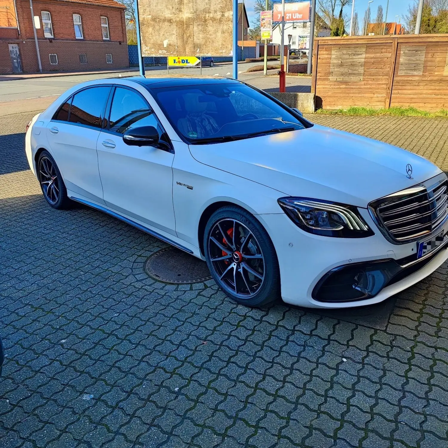 S63 AMG matt weiß. Chrome Delete der Fensterleisten und der Heckleiste von Wrap Society Foliendesign