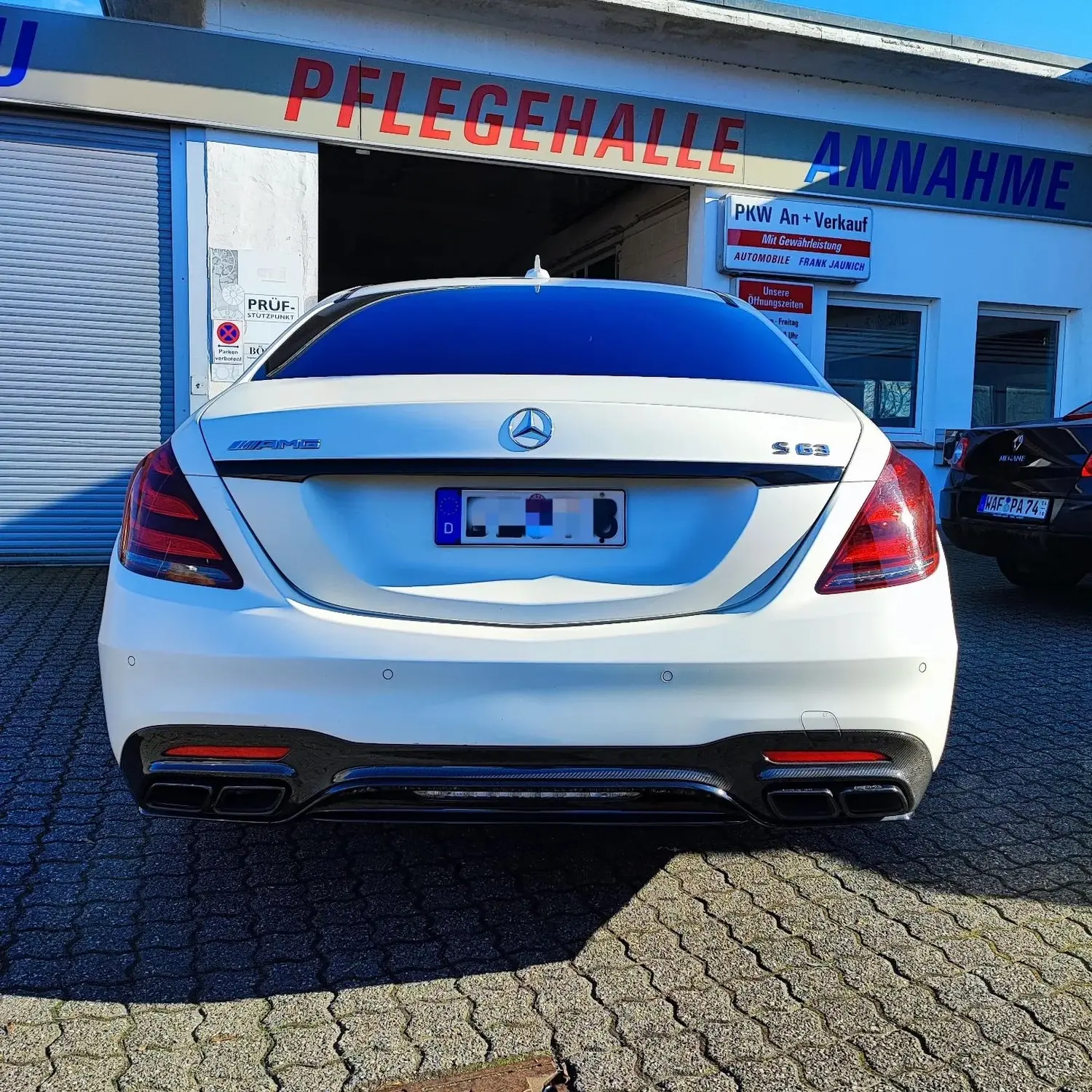 S63 AMG matt weiß. Chrome Delete der Fensterleisten und der Heckleiste von Wrap Society Foliendesign