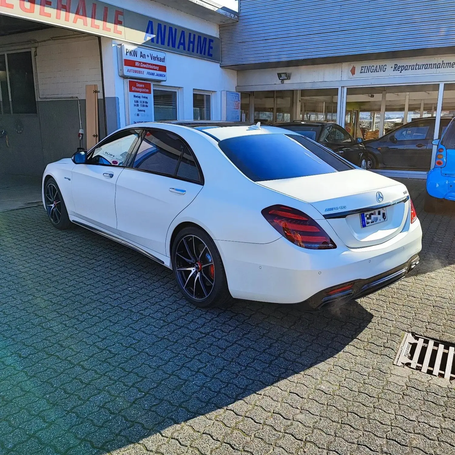 S63 AMG matt weiß. Chrome Delete der Fensterleisten und der Heckleiste von Wrap Society Foliendesign