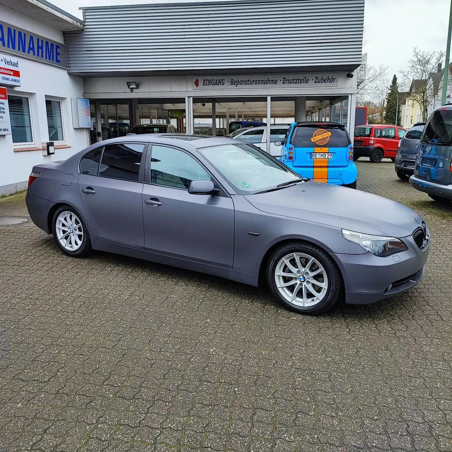 BMW E60 in grau metallic matt von Wrap Society Foliendesign