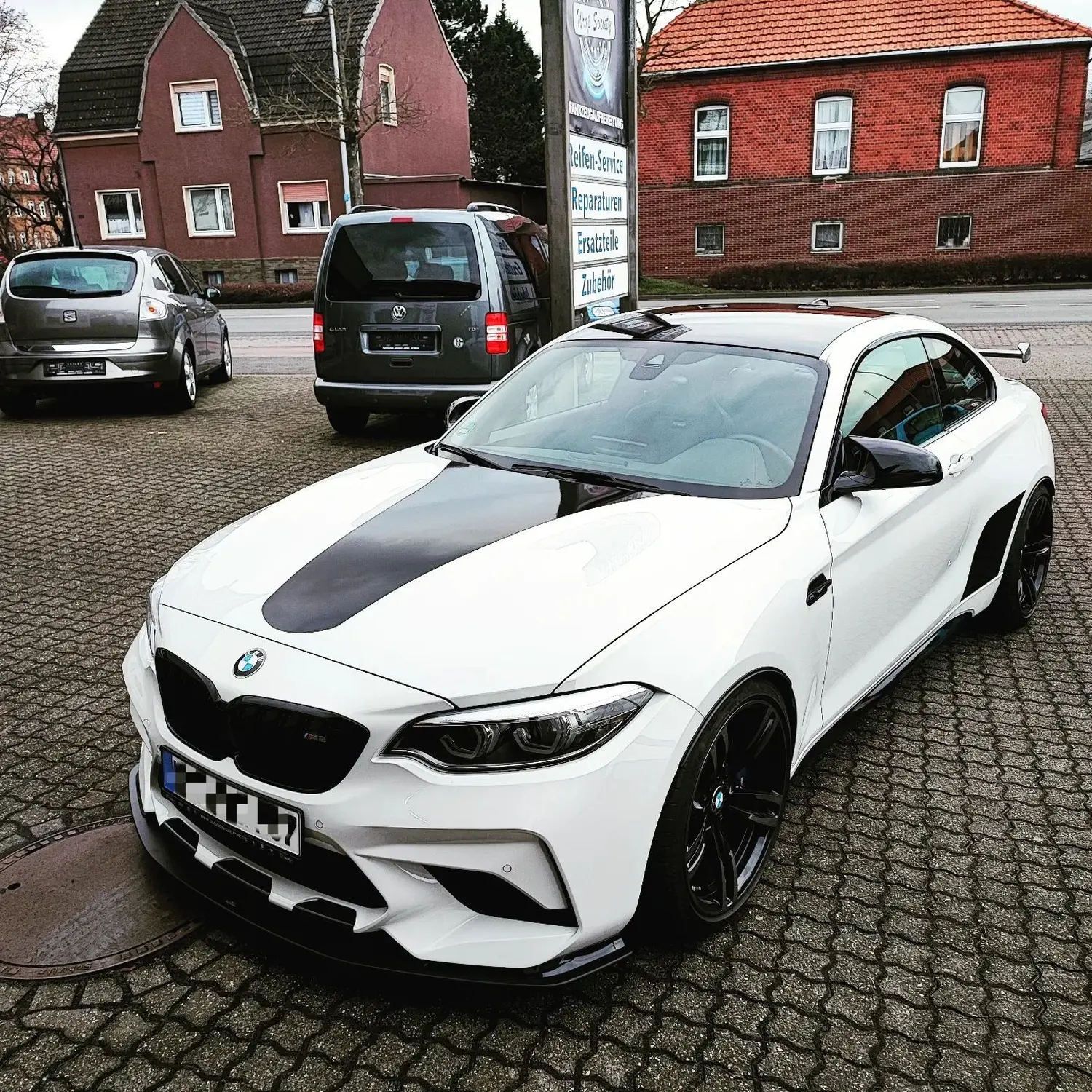 BMW M2 Competition 🖤🖤Schwarzes Dach und einige Details an der Seite, Motorhaube und Stoßstange von Wrap Society Foliendesign