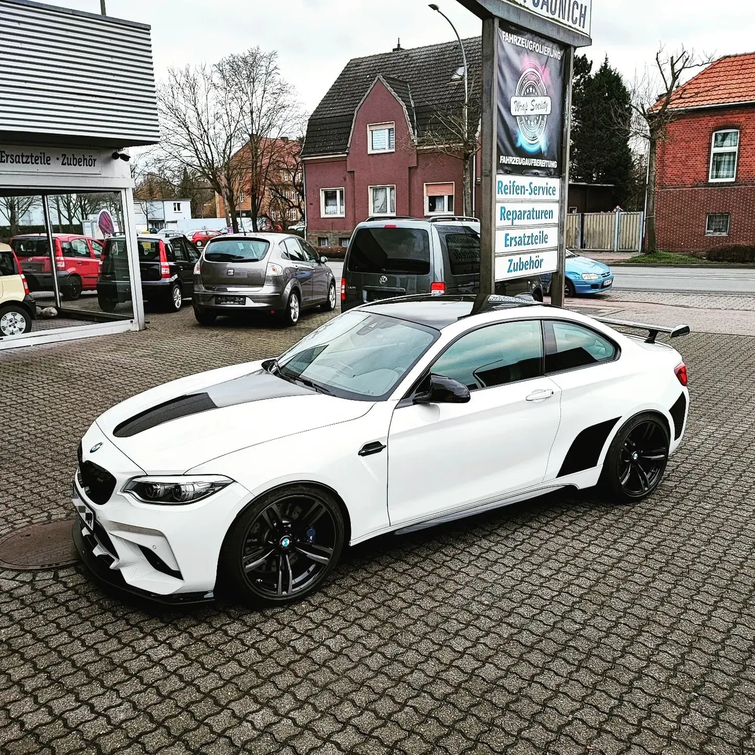 BMW M2 Competition 🖤🖤Schwarzes Dach und einige Details an der Seite, Motorhaube und Stoßstange von Wrap Society Foliendesign