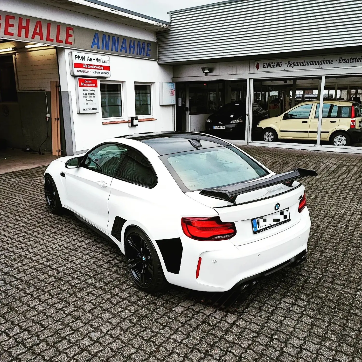 BMW M2 Competition 🖤🖤Schwarzes Dach und einige Details an der Seite, Motorhaube und Stoßstange von Wrap Society Foliendesign