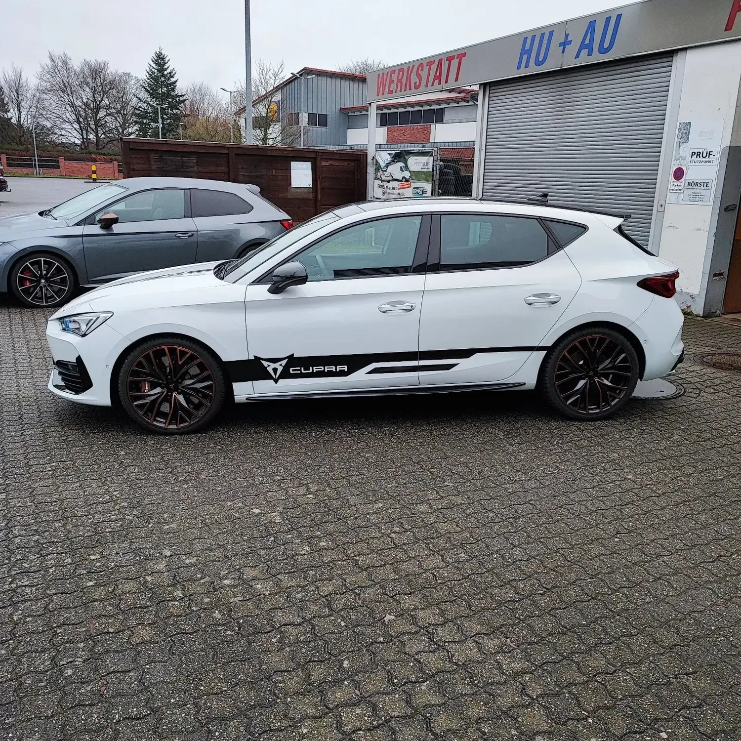 Cupra Leon mit jeder Menge schwarzer Details und Cupra Streifen Grill, Blades, Schwert, Schweller und Dach wurden schwarz foliert von Wrap Society Foliendesign