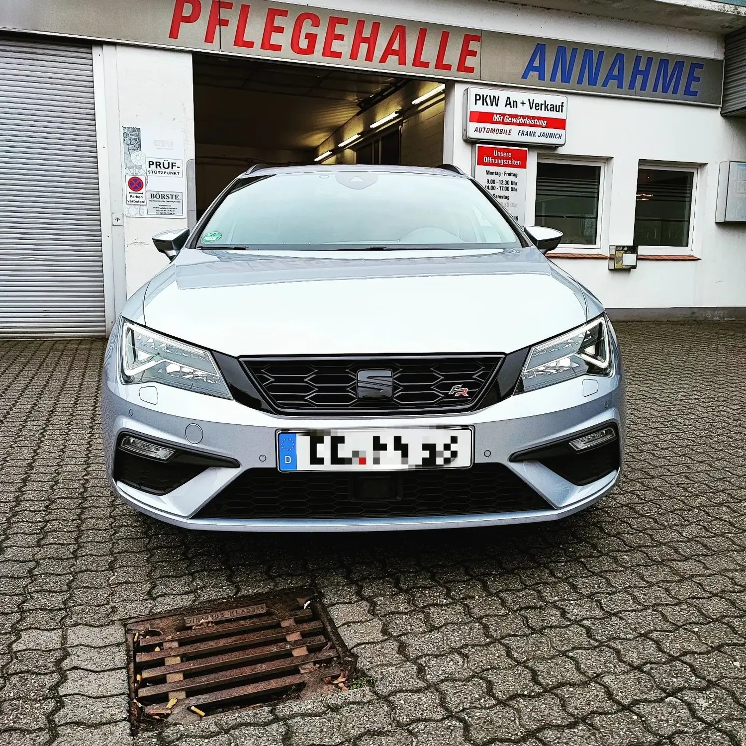 Seat Leon FR Chrome Delete Grill & Logo schwarz glänzend und optisch durch schwarze Streifen verbreitert 🖤 von Wrap Society Foliendesign