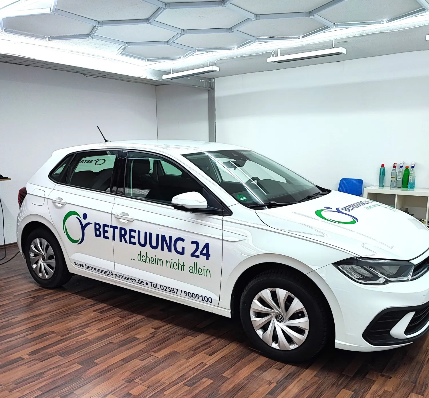 Fahrzeugbeschriftung an einem VW Polo – Wrap Society Ahlen