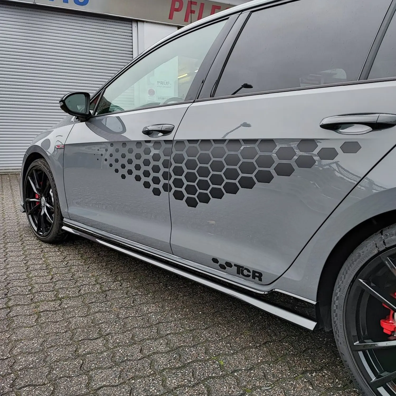 Cupra Leon mit jeder Menge schwarzer Details und Cupra Streifen Grill, Blades, Schwert, Schweller und Dach wurden schwarz foliert von Wrap Society Foliendesign