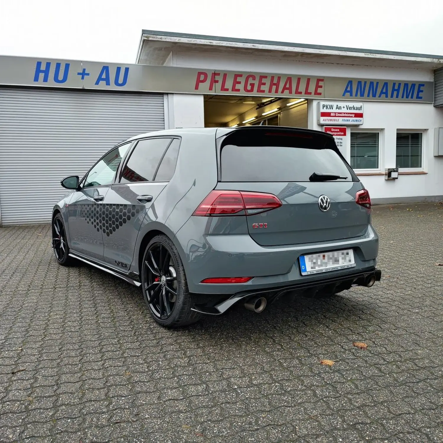 Cupra Leon mit jeder Menge schwarzer Details und Cupra Streifen Grill, Blades, Schwert, Schweller und Dach wurden schwarz foliert von Wrap Society Foliendesign