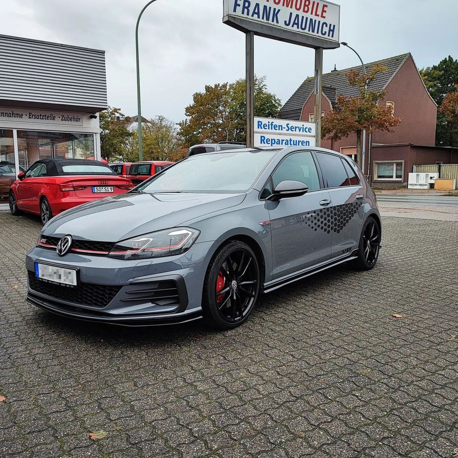 Cupra Leon mit jeder Menge schwarzer Details und Cupra Streifen Grill, Blades, Schwert, Schweller und Dach wurden schwarz foliert von Wrap Society Foliendesign