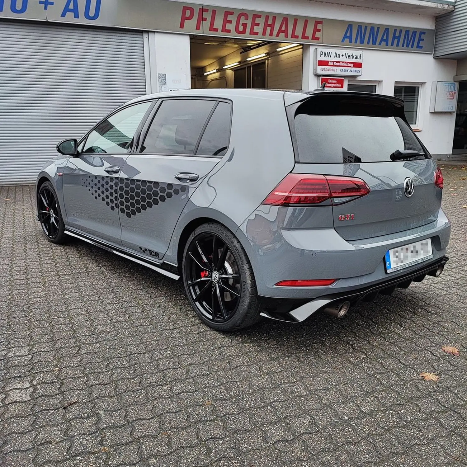 Cupra Leon mit jeder Menge schwarzer Details und Cupra Streifen Grill, Blades, Schwert, Schweller und Dach wurden schwarz foliert von Wrap Society Foliendesign