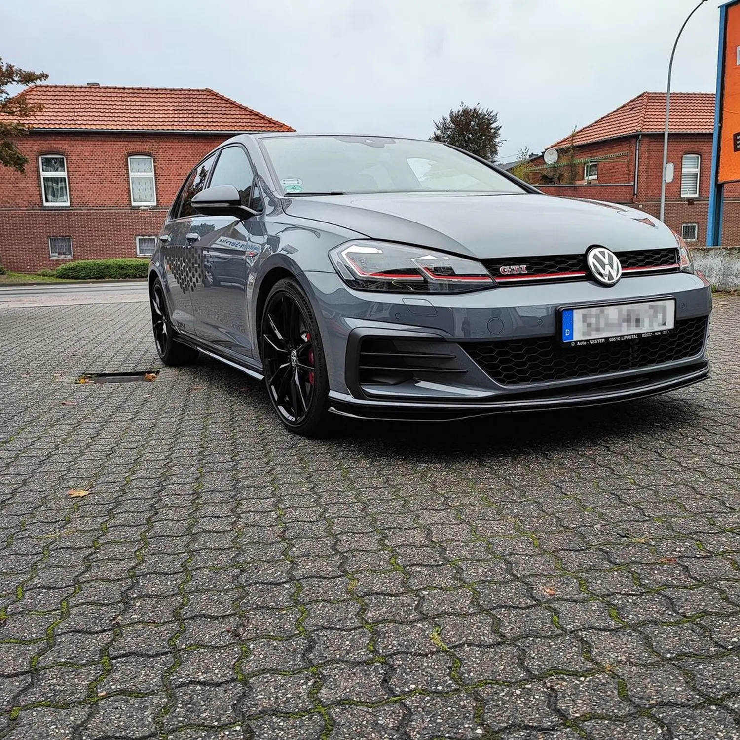 Cupra Leon mit jeder Menge schwarzer Details und Cupra Streifen Grill, Blades, Schwert, Schweller und Dach wurden schwarz foliert von Wrap Society Foliendesign