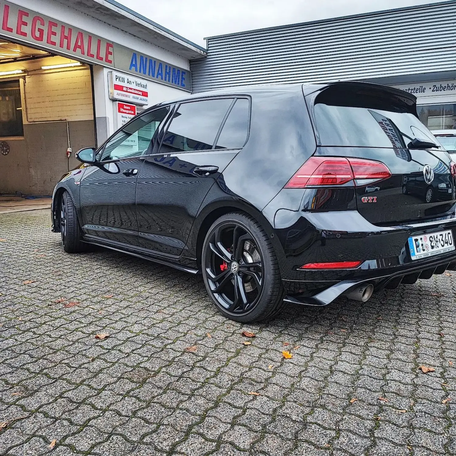 Cupra Leon mit jeder Menge schwarzer Details und Cupra Streifen Grill, Blades, Schwert, Schweller und Dach wurden schwarz foliert von Wrap Society Foliendesign