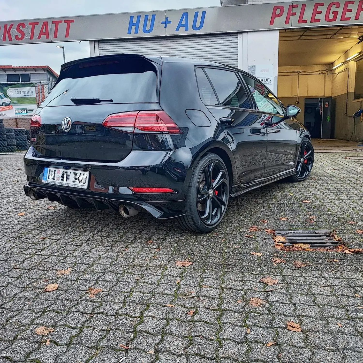 Cupra Leon mit jeder Menge schwarzer Details und Cupra Streifen Grill, Blades, Schwert, Schweller und Dach wurden schwarz foliert von Wrap Society Foliendesign