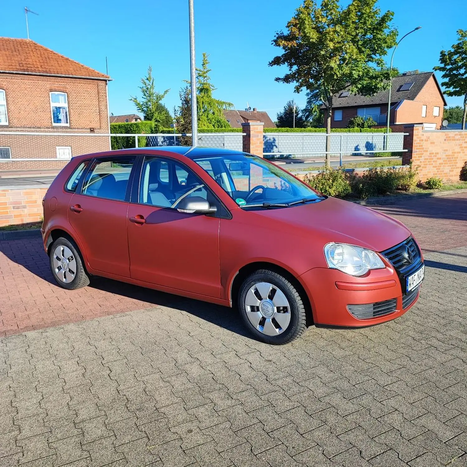 Cupra Leon mit jeder Menge schwarzer Details und Cupra Streifen Grill, Blades, Schwert, Schweller und Dach wurden schwarz foliert von Wrap Society Foliendesign